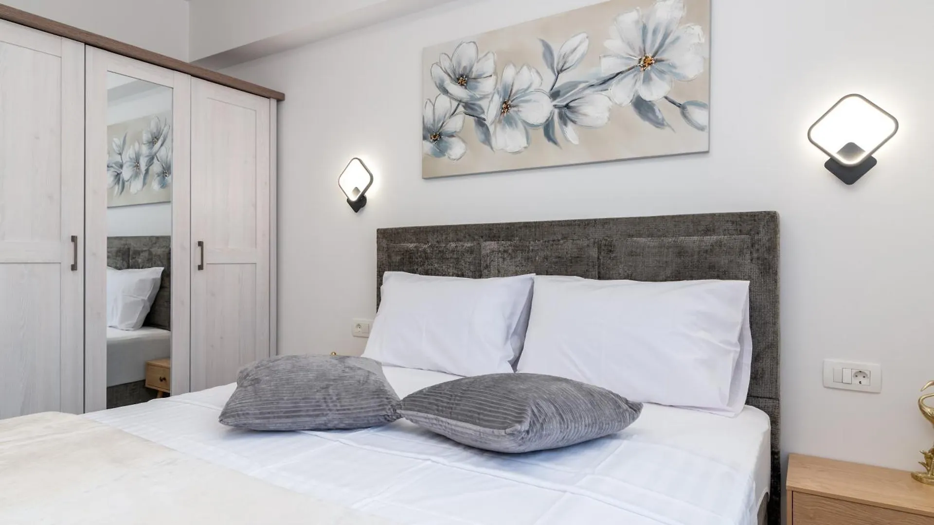 Apartment Terra - Comfort With Garden, Terrace & Parking, Just Minutes To Trogir Town & Beach 0*,  Kroatien