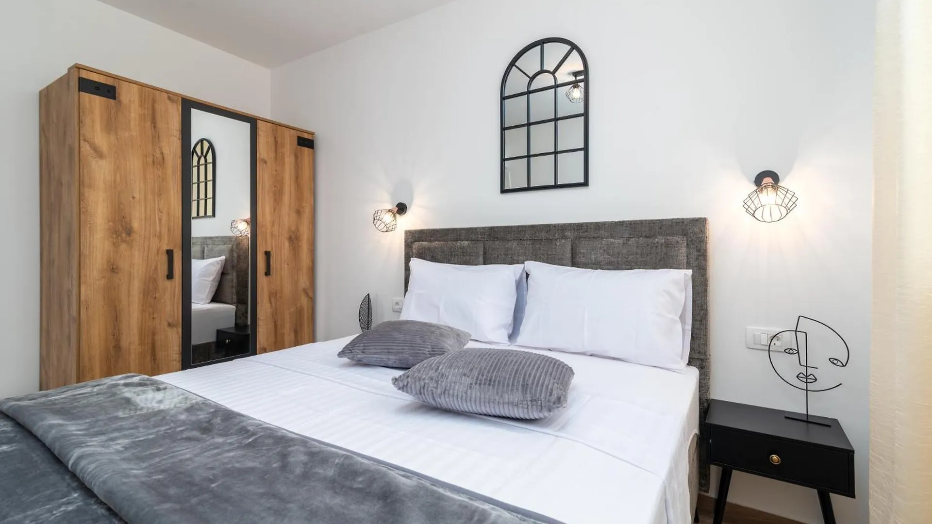 Apartment Terra - Comfort With Garden, Terrace & Parking, Just Minutes To Trogir Town & Beach 0*,